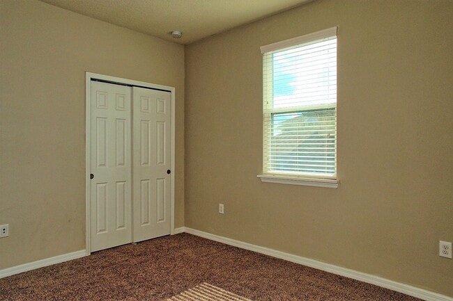 Building Photo - Beautiful 4 bed 3 bath w/loft, 2 story hom...
