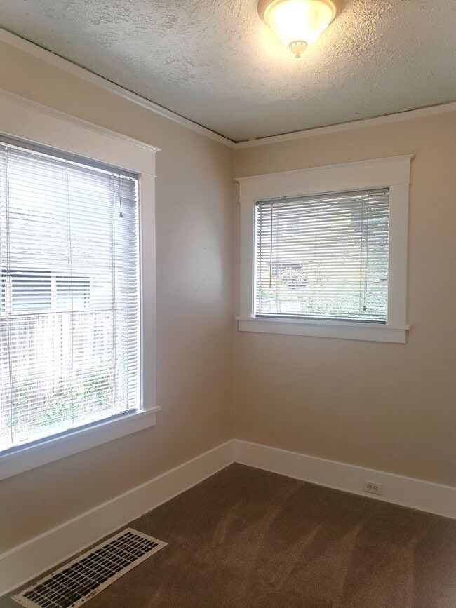 Building Photo - 1032 NE Madrona St