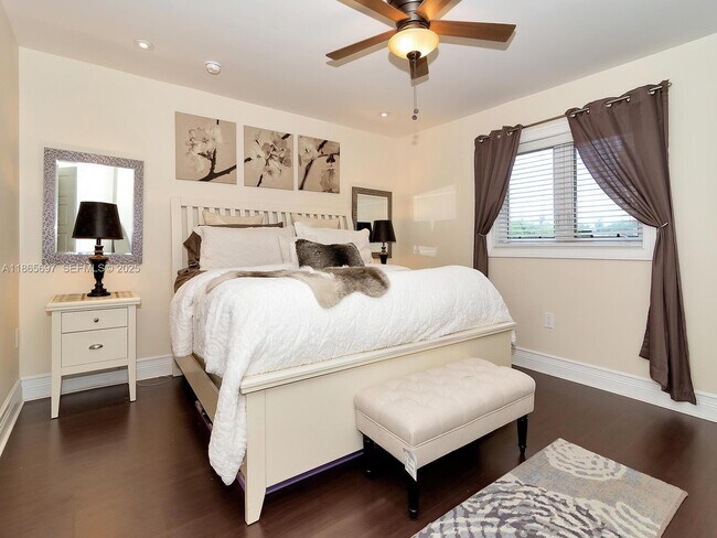 Building Photo - 3141 Hollywood Blvd