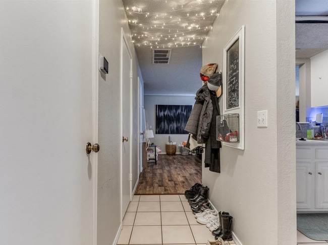 Building Photo - 6916 Woodlake Dr