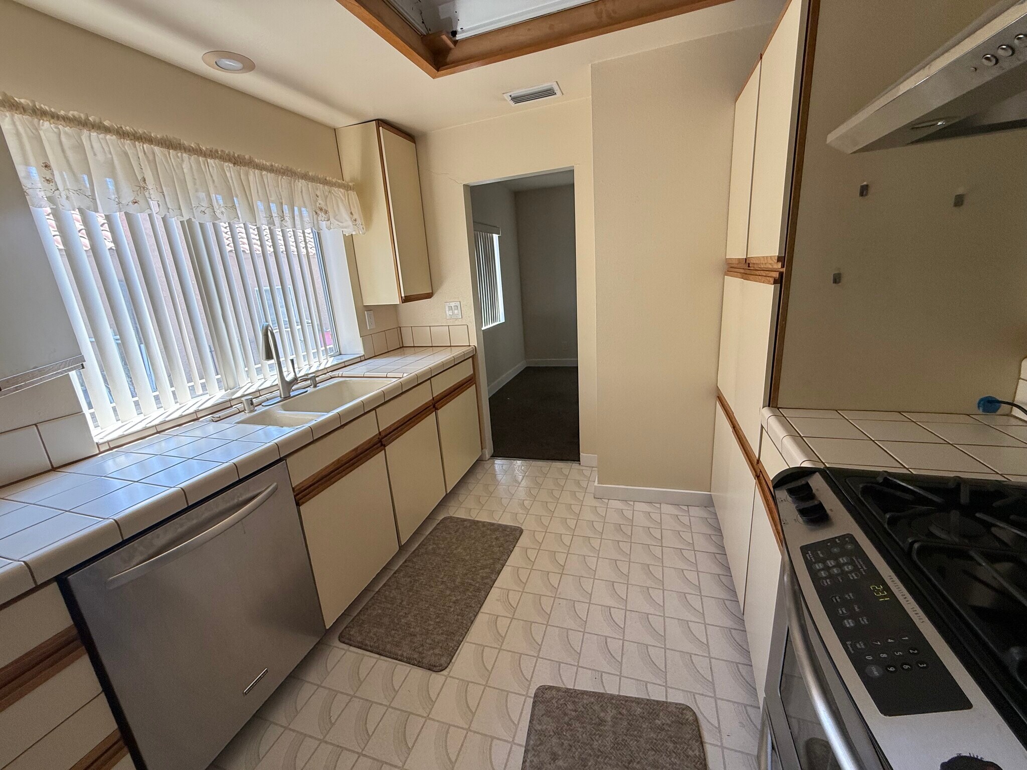 Building Photo - 280 S Craig Ave