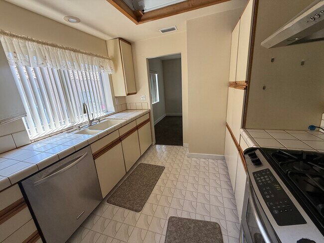 Building Photo - 280 S Craig Ave