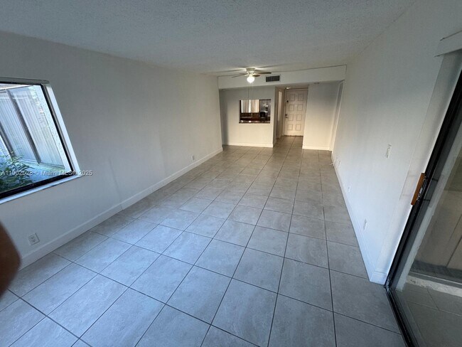Building Photo - 161 Lakeview Dr