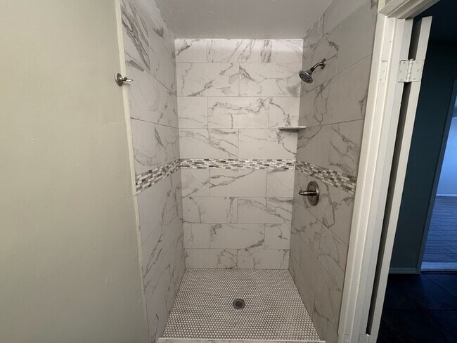 Building Photo - 5 Bedroom Near GCU