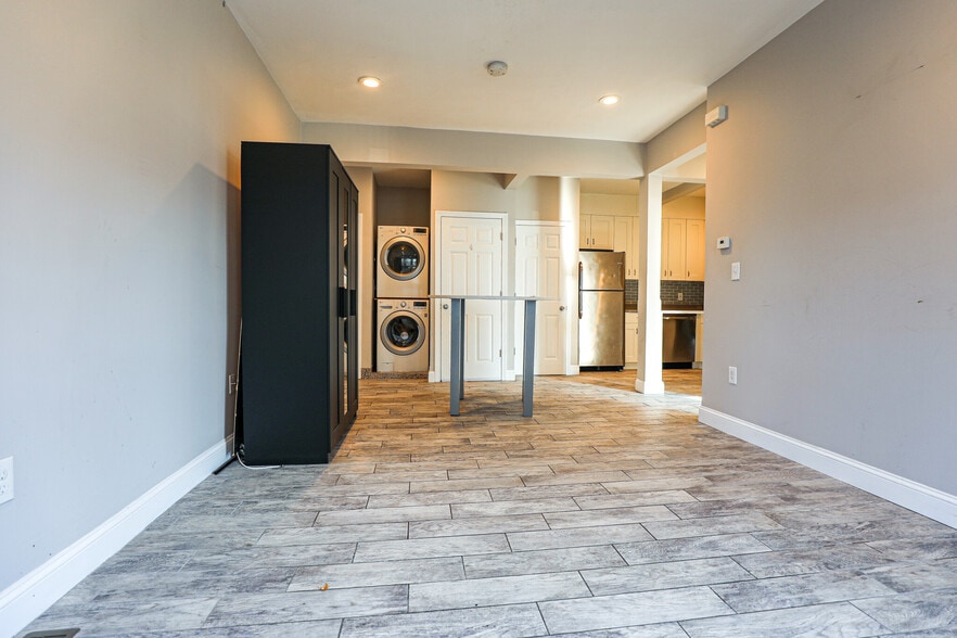 Building Photo - 77 Linden St