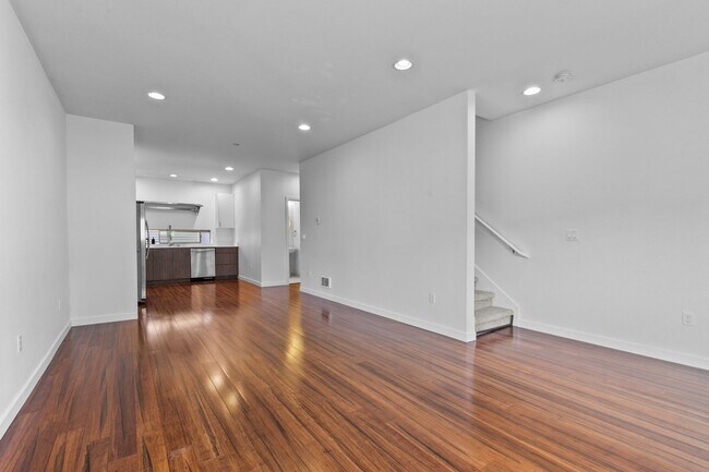 Building Photo - 3bd/1.5ba Seattle Townhouse