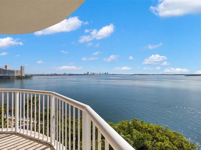 Building Photo - 1420 Brickell Bay Dr