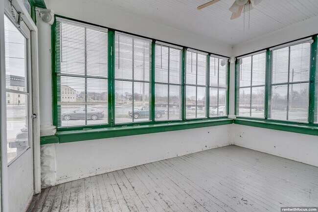 Building Photo - 211 Oak St