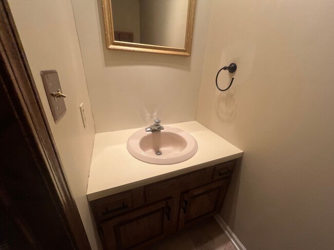 Building Photo - Spacious Townhome w/ Washer & Dryer, Garag...