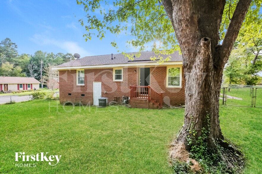 Building Photo - 2330 Knight Dr