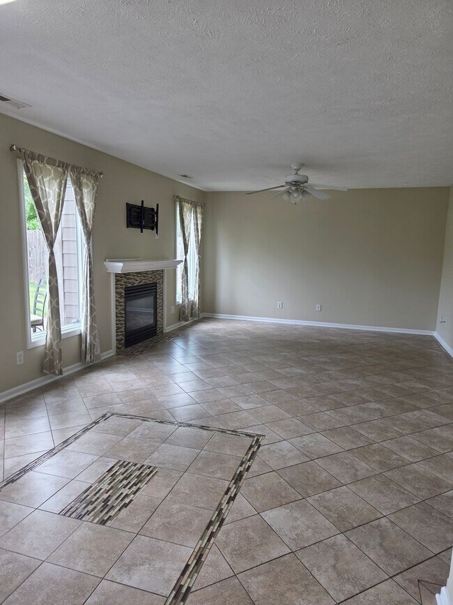 Building Photo - Beautiful 3-bedroom house available now