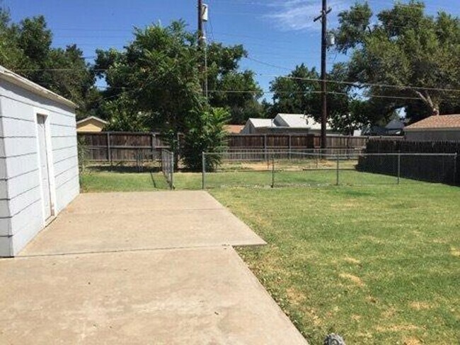 Building Photo - Pre-Leasing 2 bed 1 bath close to Texas Tech!