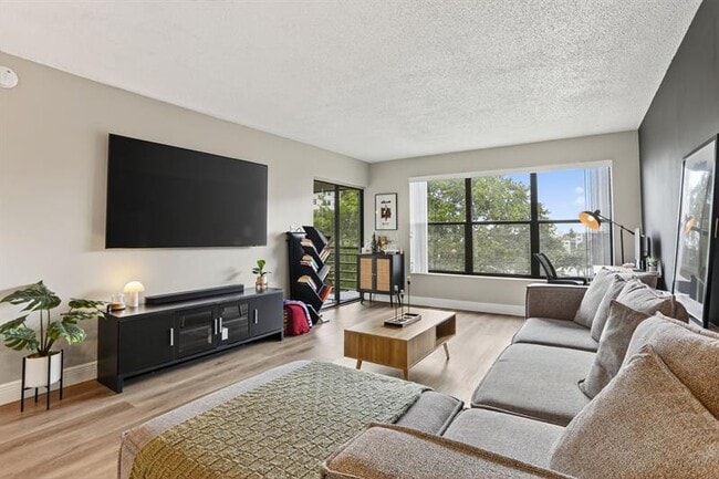 Building Photo - 2309 S Cypress Bend Dr