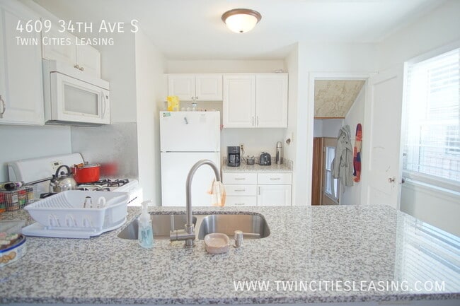 Building Photo - 4609 S 34th Ave