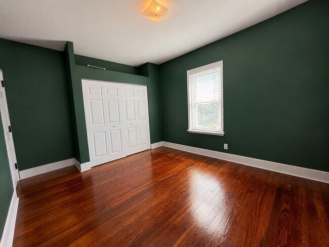 Building Photo - Charming Manayunk Rowhome with Private Yard & Front Porch Near Main Street