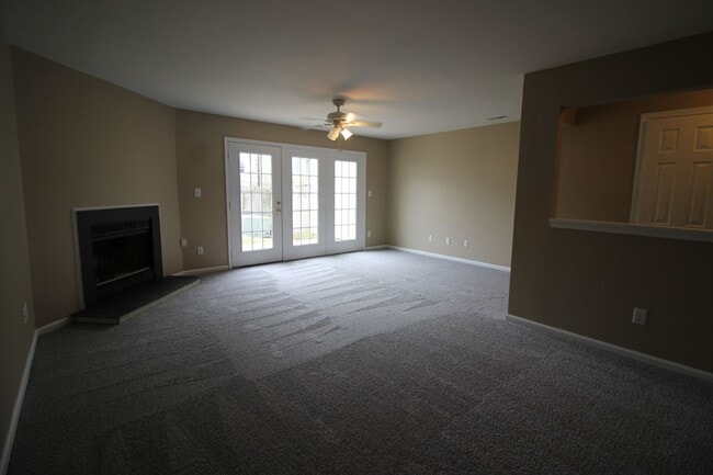 Building Photo - Updated 2 Bed/ 2.5 Bath