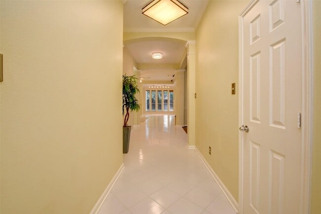 Building Photo - 635 Avery Dr