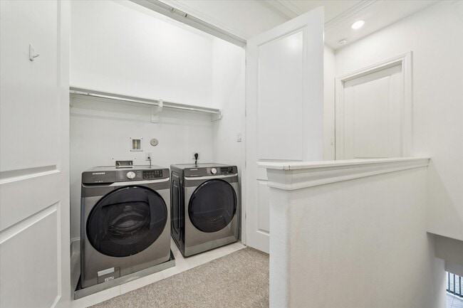 Building Photo - 823 Paige St