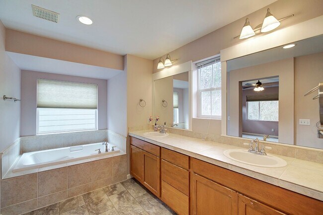 Building Photo - 3Bd/2.5Ba Redmond House