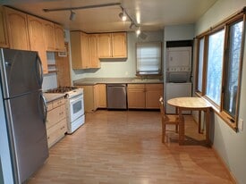 Building Photo - 819 Kenwood Pkwy