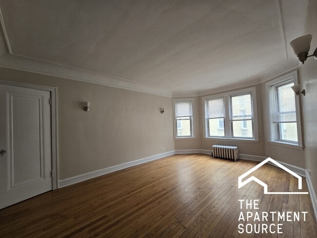 Building Photo - 1806 W Farwell Ave