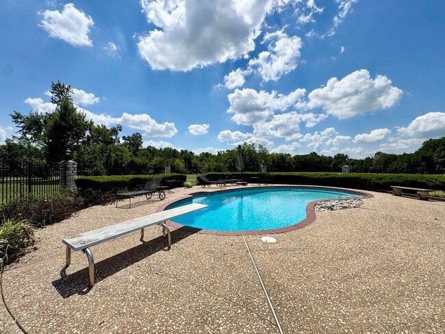 Building Photo - Executive NWA home with POOL and SHOP