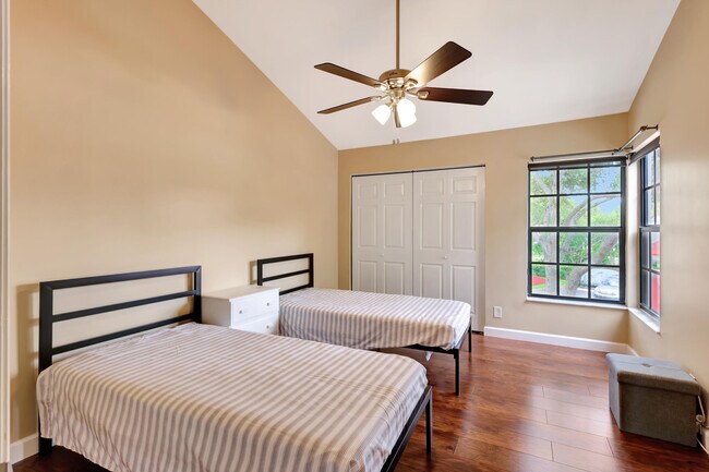 Building Photo - 2299 Treasure Isle Dr