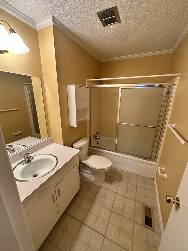 Building Photo - 102 Country Club Dr