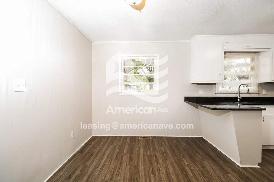 Building Photo - 105 Carver St