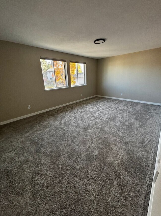 Building Photo - 4 bed 3 bath, Bonus room, Rv parking, Fenc...