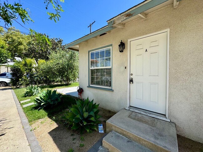 Building Photo - Large front unit apartment with patio
