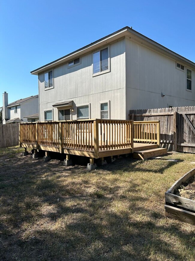 Building Photo - Less than 10 miles to Randolph AFB!