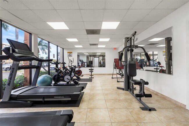 Building Photo - 9340 Fontainebleau Blvd