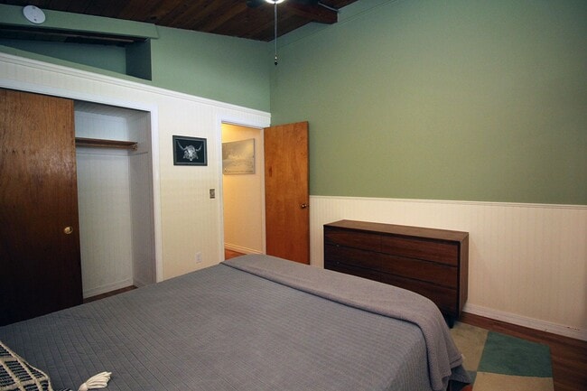 Building Photo - 11330 SW Tigard St