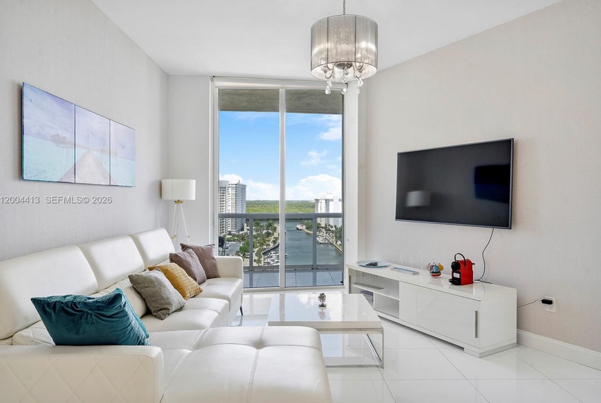 Building Photo - 15811 Collins Ave