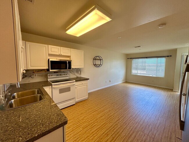 Building Photo - Spacious Townhouse with Central AC, Garage...