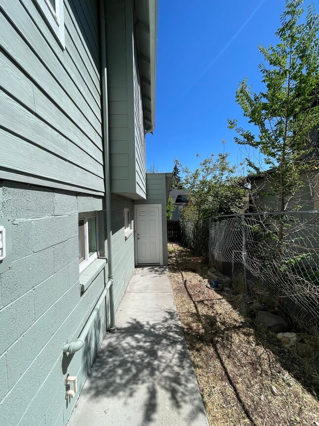Primary Photo - Awesome studio apt downtown with full kitc...