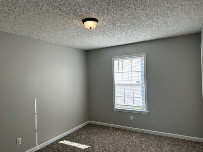 Building Photo - 3895 Northeast Dr