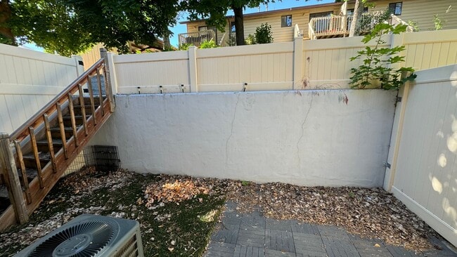 Building Photo - Beautiful 2 bedroom on the east side!