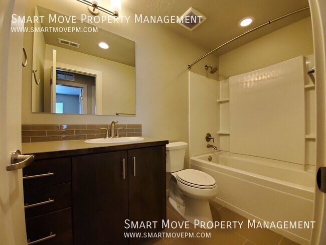 Building Photo - Executive East Boise Townhome on the Green...