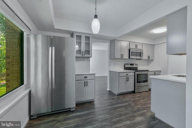 Building Photo - 10214 Bushman Dr