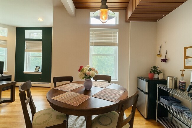 Building Photo - 390 Riverway