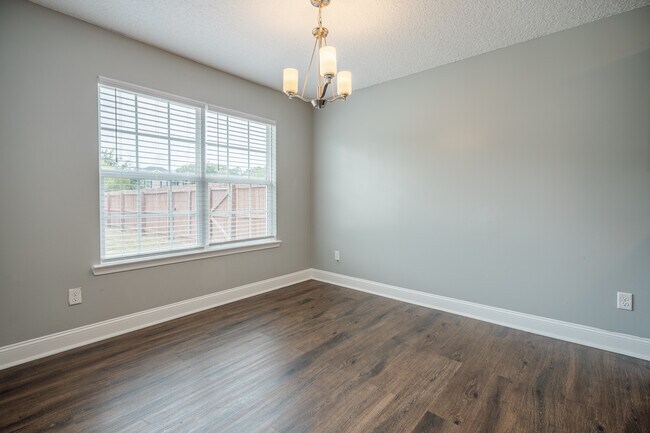 Building Photo - 717 Highgrove Ct