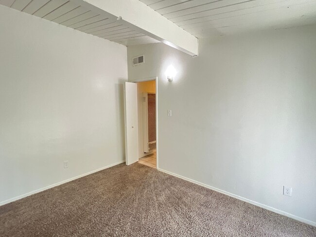 Building Photo - Northeast