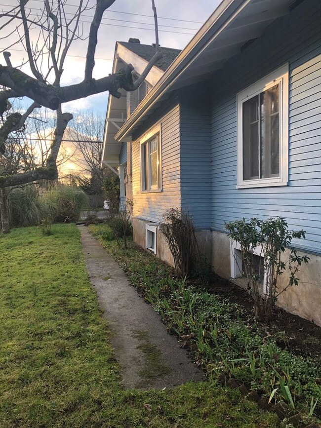 Building Photo - Large 4 bed/2 bath Farm House on River Rd. MOVE IN SPECIAL!