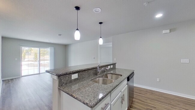 Building Photo - Condo Style Lower 2 Bedroom 2 Bathroom plus Den Apartment