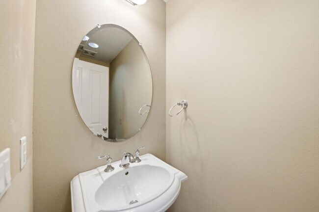 Building Photo - 200 Live Oak Way