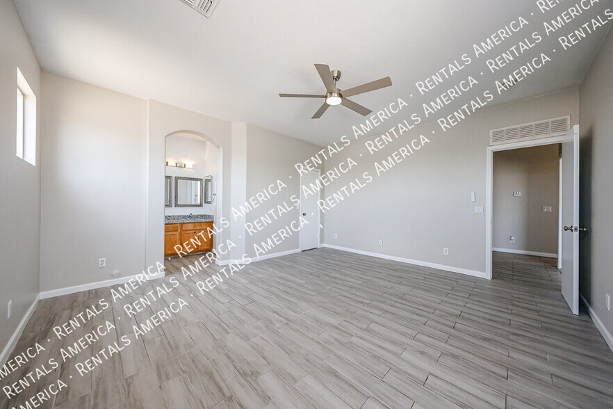 Building Photo - 3825 S 60th Dr