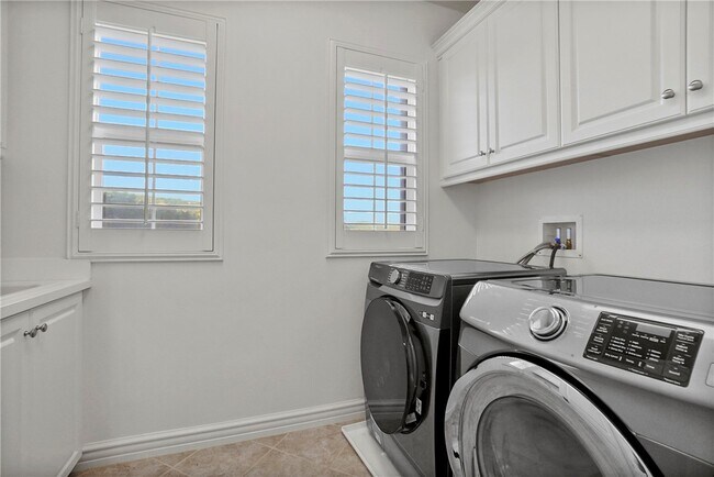 Building Photo - 707 N Rubel