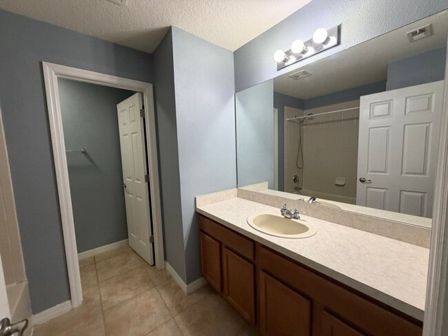 Building Photo - 5-Bed / 4.5 Bath Pool Home Available Now!